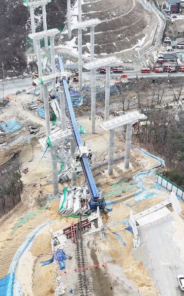 路桥梁坍塌致4人遇难2人为中国人开元棋牌坍塌瞬间曝光！韩国高速公(图2)